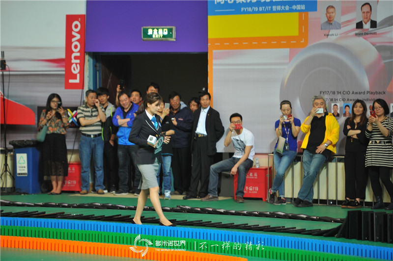 笔记本电脑多米诺世界纪录01.jpg 笔记本电脑多米诺世界纪录01.jpg