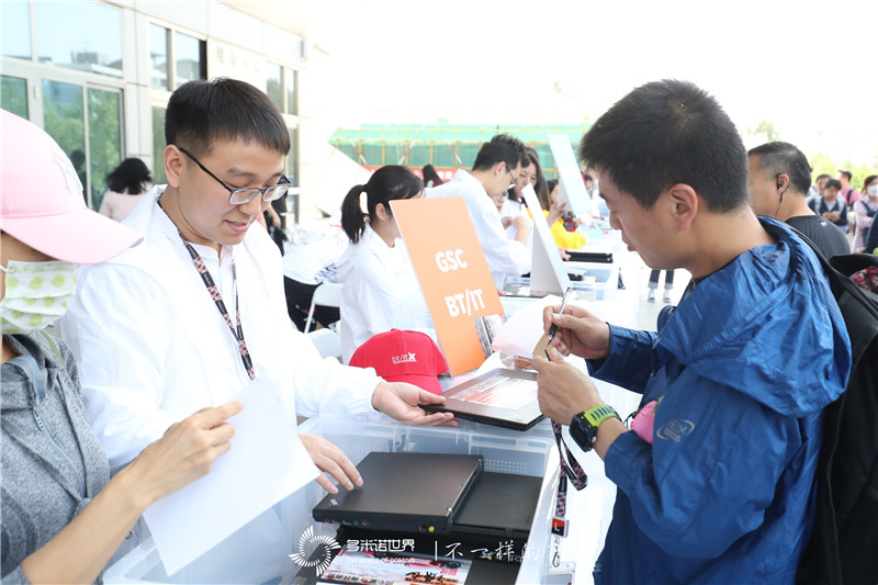 笔记本电脑多米诺世界纪录02.jpg 笔记本电脑多米诺世界纪录02.jpg