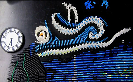 多米诺骨牌奇妙重现梵高《星夜》