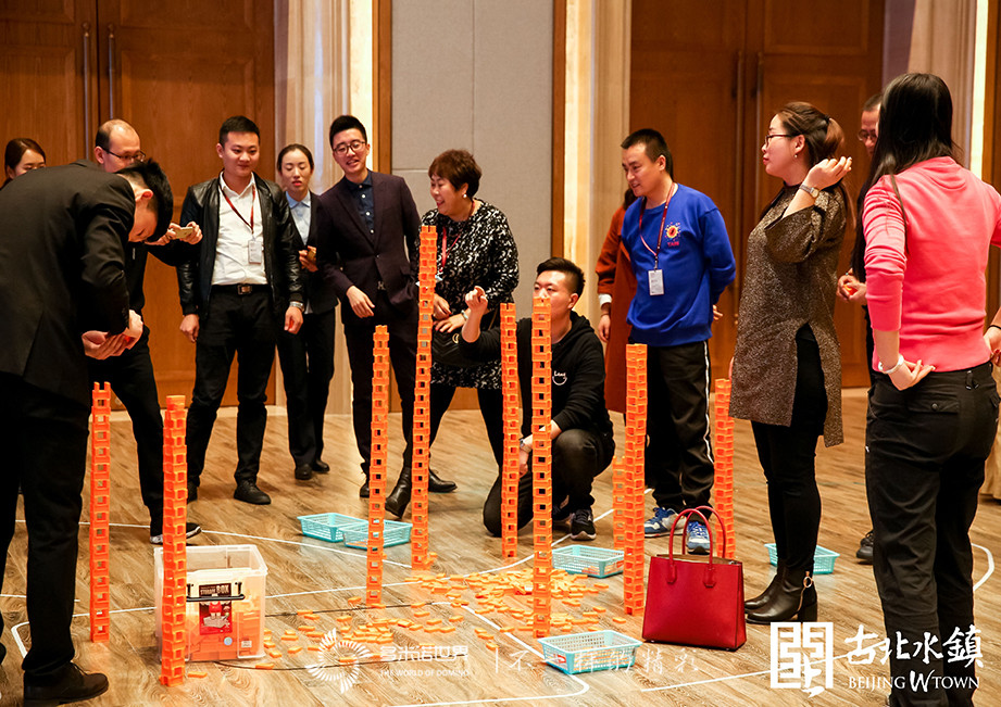 多米诺骨牌搭建 “长城下的星空小镇”，增彩客户答谢会