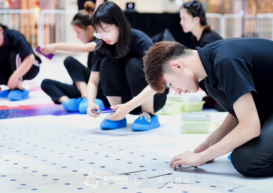 多米诺世界携手荣耀共创”世界最大贺卡拼图“吉尼斯世界纪录