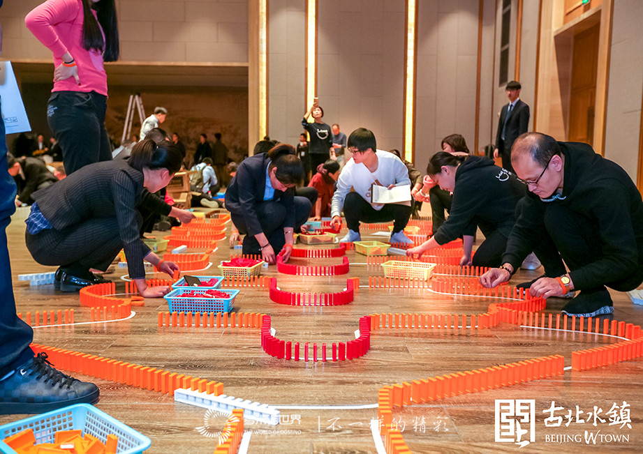 多米诺骨牌搭建 “长城下的星空小镇”，增彩客户答谢会