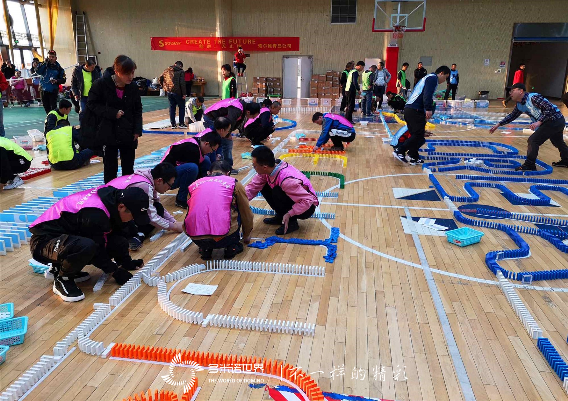 多米诺骨牌团建诠释企业精神