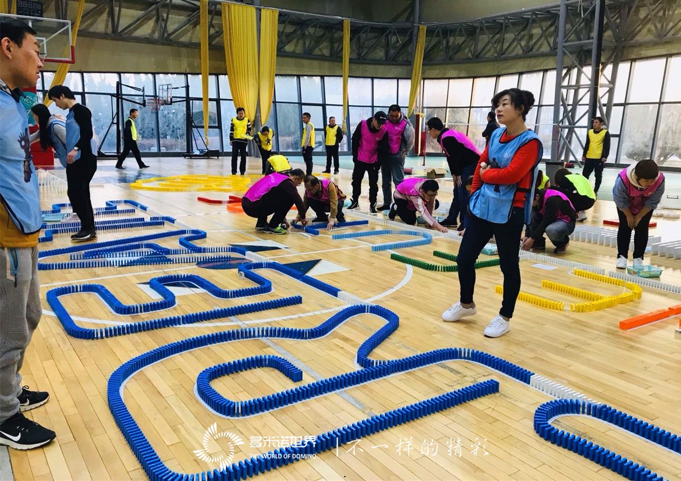 多米诺骨牌团建诠释企业精神