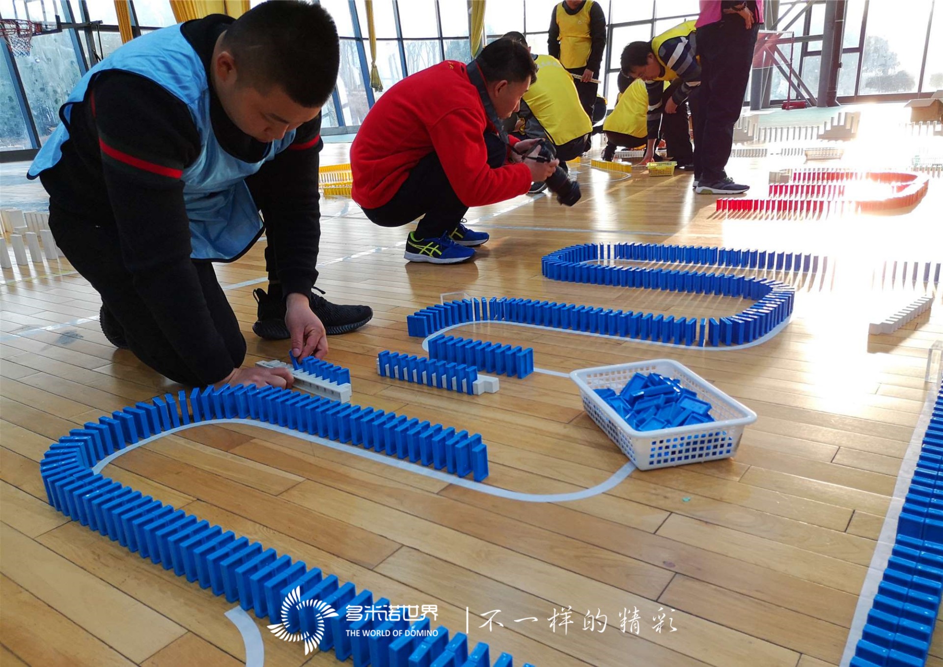 多米诺骨牌团建诠释企业精神