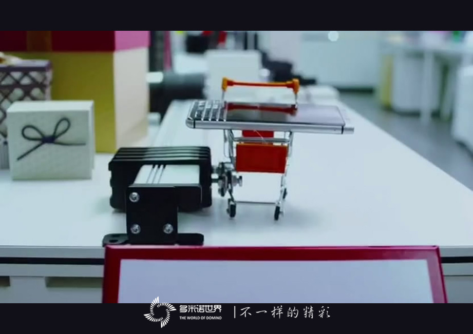 “I’m BACK！”黑莓视频—精巧多米诺装置展示KEYone新品特性