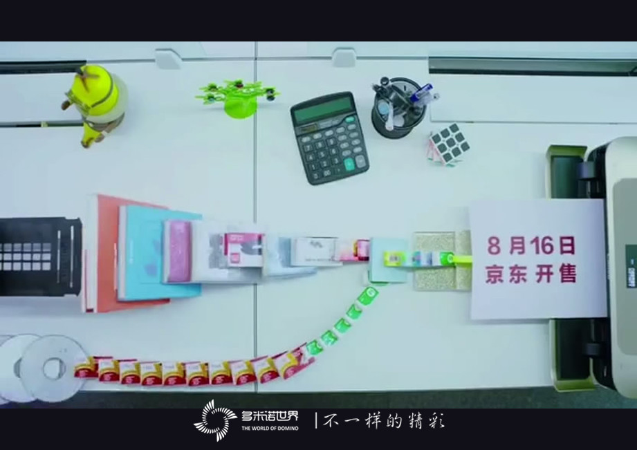 “I’m BACK！”黑莓视频—精巧多米诺装置展示KEYone新品特性