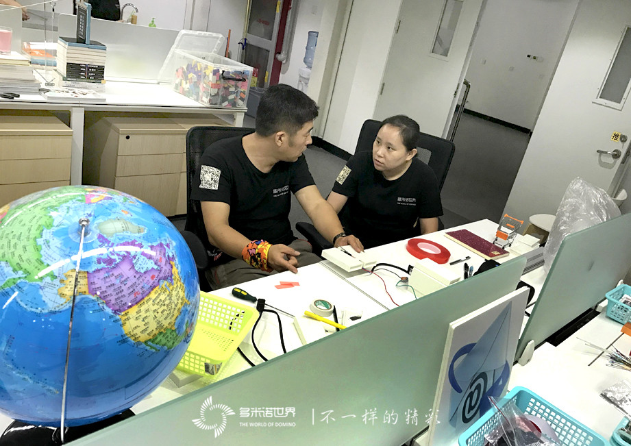 “I’m BACK！”黑莓视频—精巧多米诺装置展示KEYone新品特性