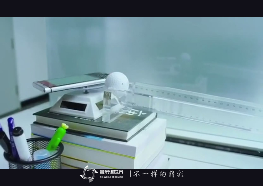 “I’m BACK！”黑莓视频—精巧多米诺装置展示KEYone新品特性