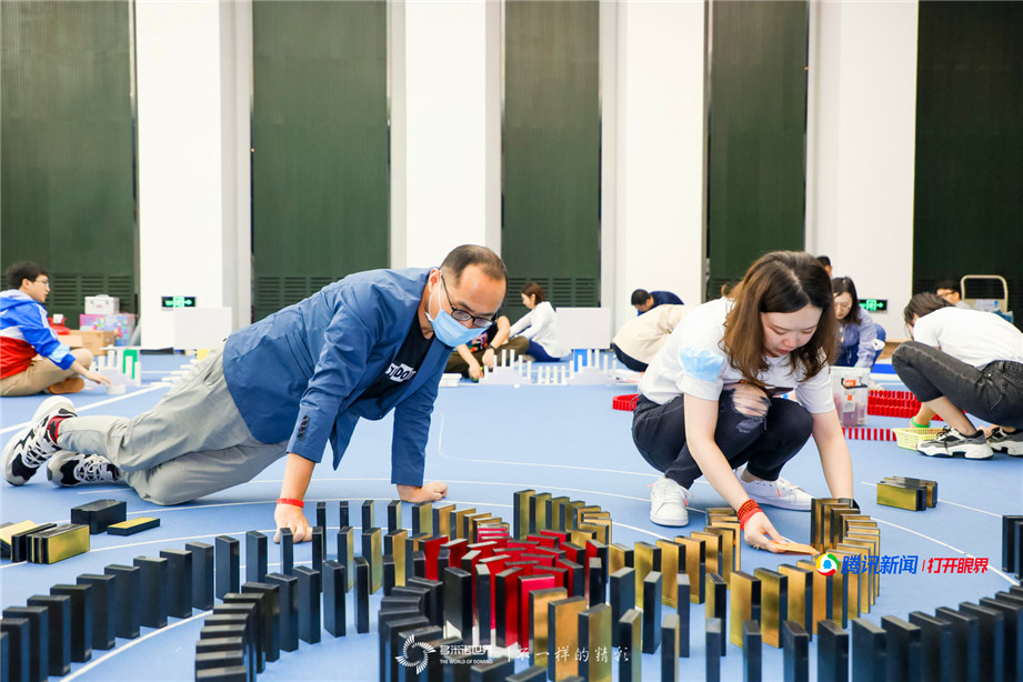 腾讯新闻联合团建多米诺极限挑战