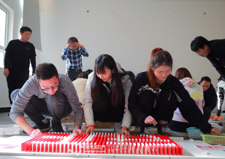 国新基金创意团建，共筑多米诺画卷