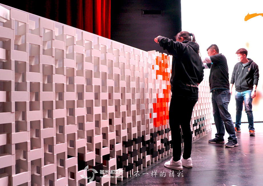 壮观多米诺骨牌墙，启动Y2Game两周年盛典