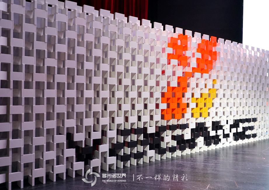 壮观多米诺骨牌墙，启动Y2Game两周年盛典
