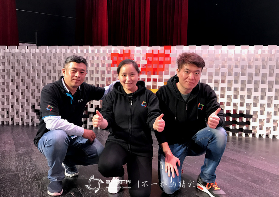 壮观多米诺骨牌墙，启动Y2Game两周年盛典