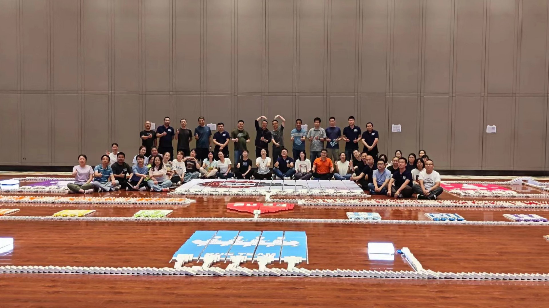 “同心同在,共创共赢”凯斯纽荷兰多米诺骨牌团队挑战