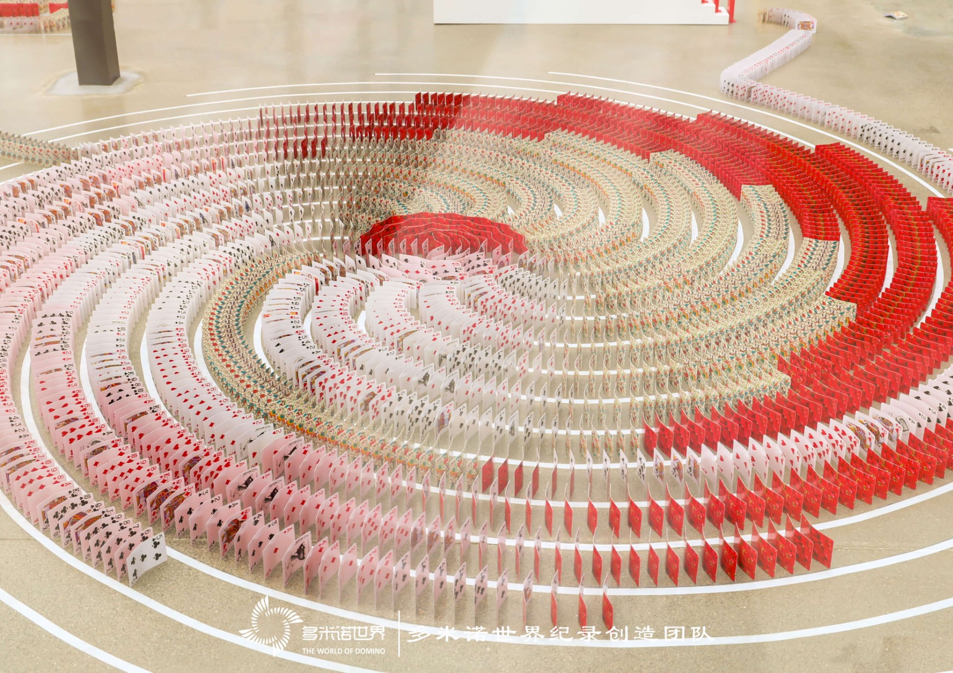 “以多米诺方式推到最多的卡牌”吉尼斯世界纪录挑战成功